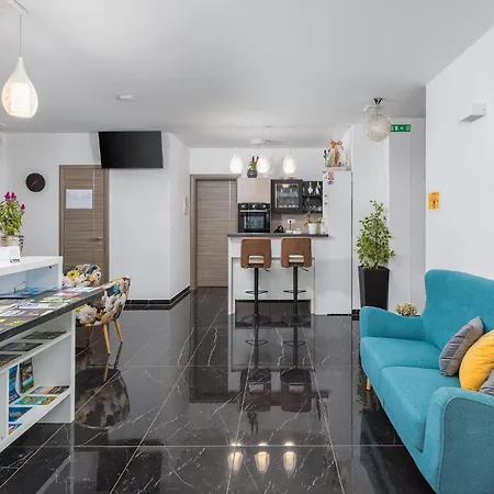 Stunning In With Wifi דירה